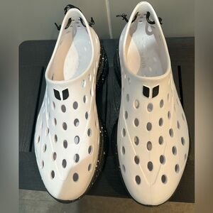 Kanes revive size 12 white/black speckled recovery shoes